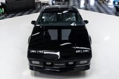 Chevrolet Camaro IROC-Z cu 17 kilometri la bord