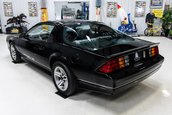 Chevrolet Camaro IROC-Z cu 17 kilometri la bord