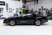 Chevrolet Camaro IROC-Z cu 17 kilometri la bord