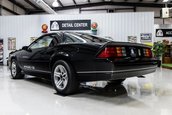 Chevrolet Camaro IROC-Z cu 17 kilometri la bord