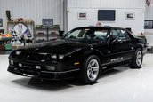 Chevrolet Camaro IROC-Z cu 17 kilometri la bord