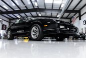 Chevrolet Camaro IROC-Z cu 17 kilometri la bord