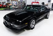 Chevrolet Camaro IROC-Z cu 17 kilometri la bord