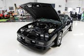 Chevrolet Camaro IROC-Z cu 17 kilometri la bord
