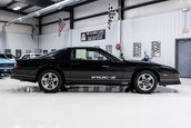 Chevrolet Camaro IROC-Z cu 17 kilometri la bord