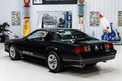 Chevrolet Camaro IROC-Z cu 17 kilometri la bord
