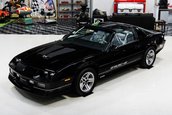 Chevrolet Camaro IROC-Z cu 17 kilometri la bord