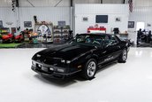 Chevrolet Camaro IROC-Z cu 17 kilometri la bord
