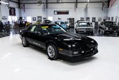 Chevrolet Camaro IROC-Z cu 17 kilometri la bord