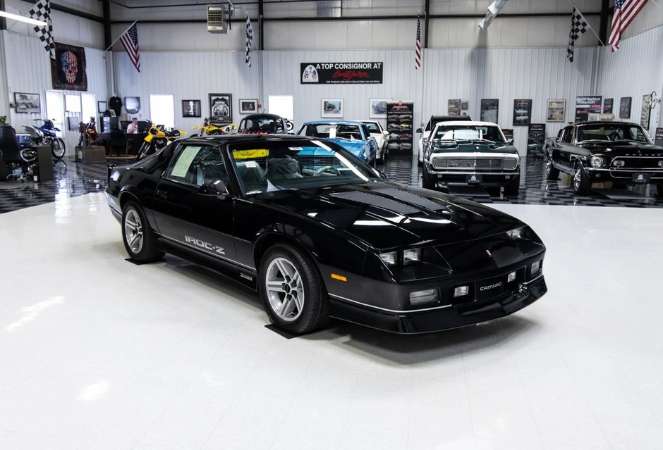 Chevrolet Camaro IROC-Z cu 17 kilometri la bord