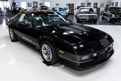 Chevrolet Camaro IROC-Z cu 17 kilometri la bord