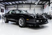 Chevrolet Camaro IROC-Z cu 17 kilometri la bord