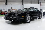 Chevrolet Camaro IROC-Z cu 17 kilometri la bord