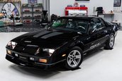 Chevrolet Camaro IROC-Z cu 17 kilometri la bord