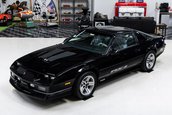 Chevrolet Camaro IROC-Z cu 17 kilometri la bord