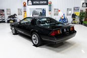 Chevrolet Camaro IROC-Z cu 17 kilometri la bord