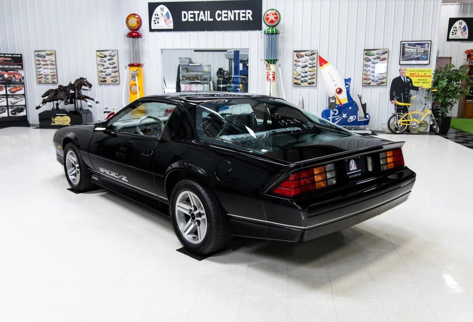 Chevrolet Camaro IROC-Z cu 17 kilometri la bord