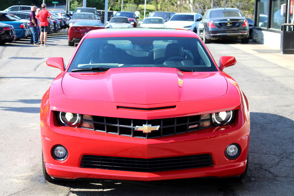 Chevrolet Camaro SS cu 9 kilometri la bord