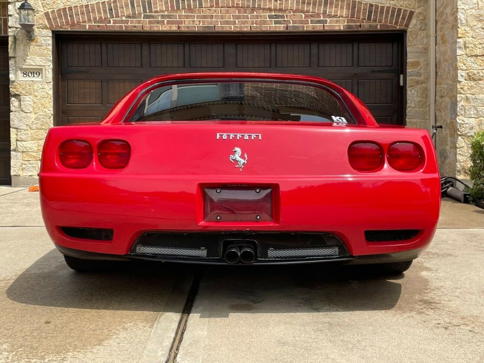 Chevrolet Camaro transformat in Ferrari