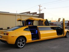 Chevrolet Camaro transformat in limuzina