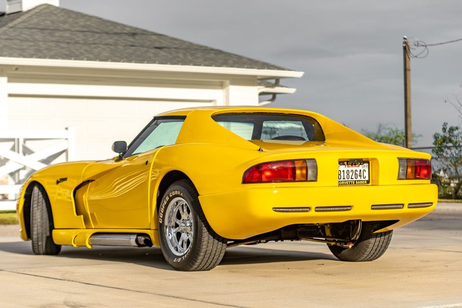 Chevrolet Corvette C3 transformat in Dodge Viper