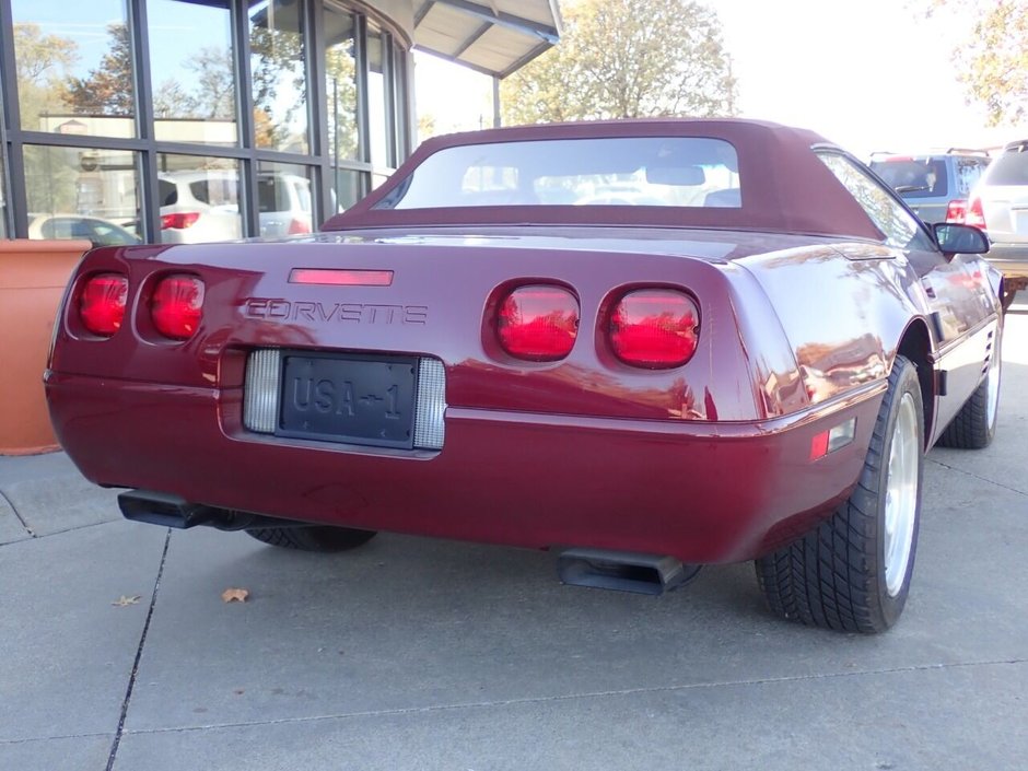 Chevrolet Corvette cu 27 de mile la bord