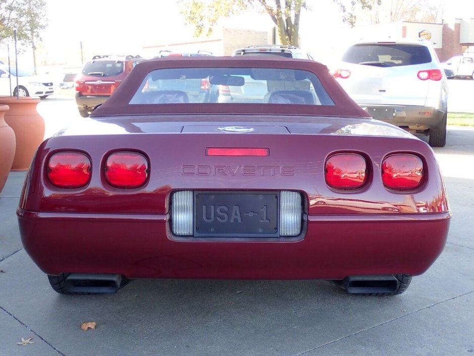 Chevrolet Corvette cu 27 de mile la bord