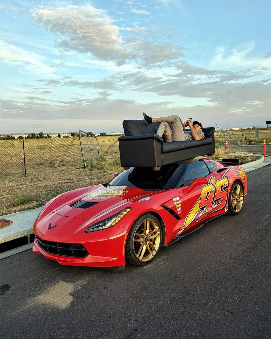 Chevrolet Corvette cu canapeaua pe plafon