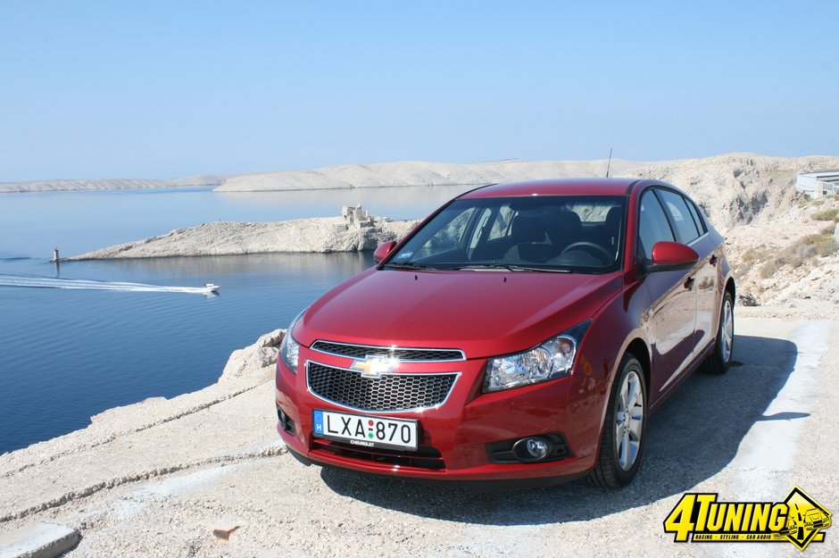 Chevrolet Cruze hatchback - drumuri de asfalt si piatra in Croatia