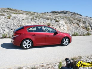 Chevrolet Cruze hatchback - drumuri de asfalt si piatra in Croatia