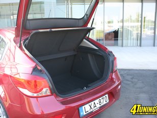 Chevrolet Cruze hatchback - drumuri de asfalt si piatra in Croatia