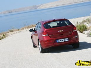 Chevrolet Cruze hatchback - drumuri de asfalt si piatra in Croatia