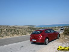 Chevrolet Cruze hatchback - drumuri de asfalt si piatra in Croatia