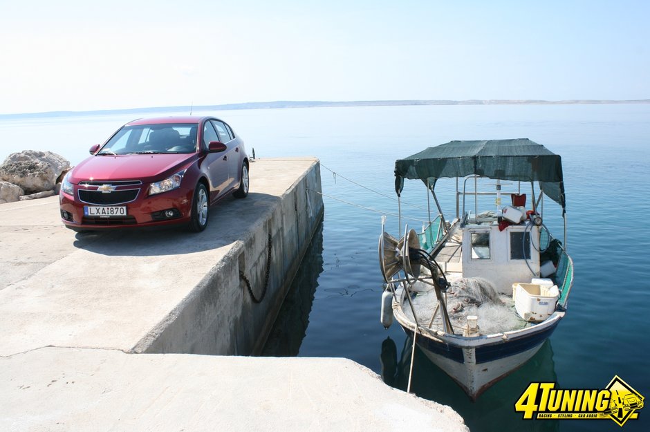 Chevrolet Cruze hatchback - drumuri de asfalt si piatra in Croatia