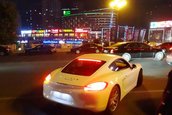 Chinez cu Porsche vinde esarfe pentru benzina