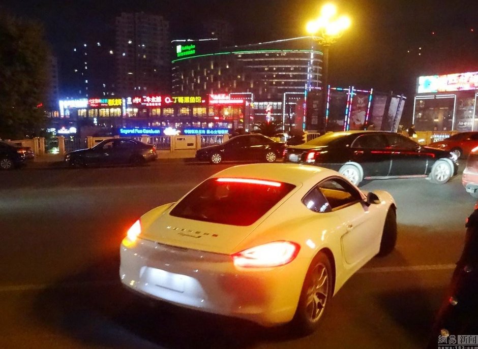 Chinez cu Porsche vinde esarfe pentru benzina