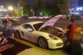 Chinez cu Porsche vinde esarfe pentru benzina