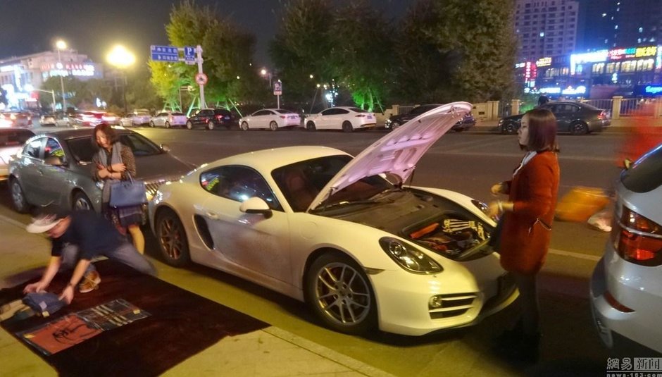 Chinez cu Porsche vinde esarfe pentru benzina