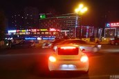 Chinez cu Porsche vinde esarfe pentru benzina