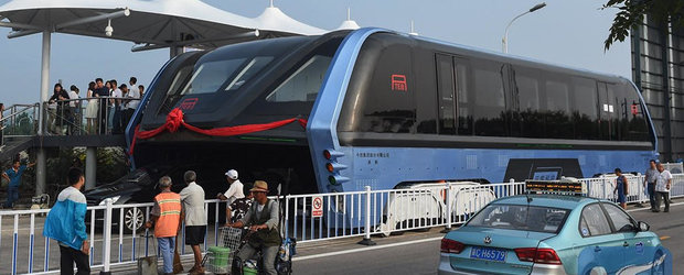 Chinezii au facut autobuzul care merge peste traficul aglomerat: Firea, asa ceva ne trebuie in Bucuresti!
