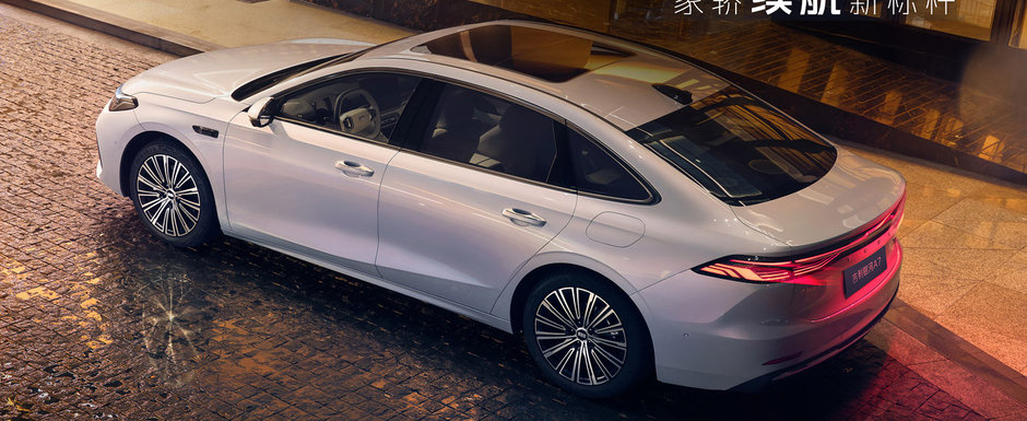 Chinezii au lansat propriul Audi A7. Costa mai putin decat o Dacie Logan, dar are peste 2.100 de kilometri autonomie Chinezii au lansat propriul Audi A7. Costa mai putin decat o Dacie Logan, dar are peste 2.100 de kilometri autonomie