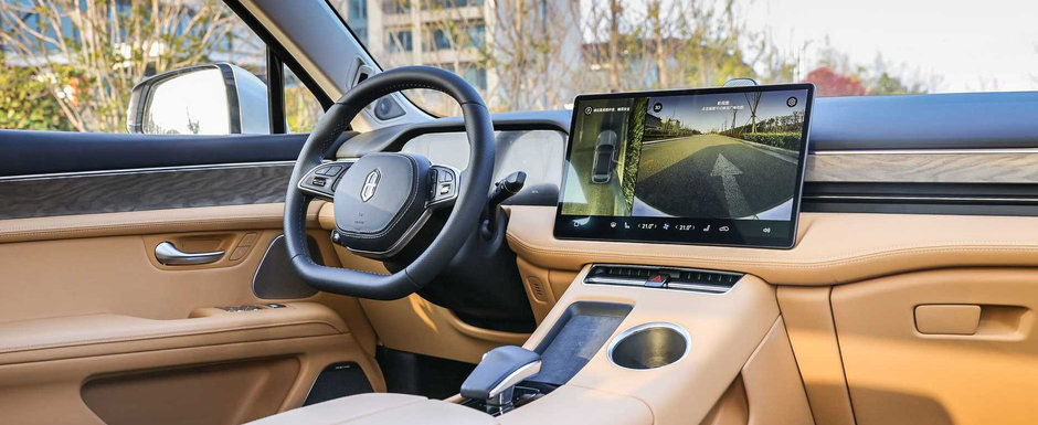 Chinezii au lansat propriul M5. Noul Aito M5 are un display central de 15.6 inch si boxe in tetiere Chinezii au lansat propriul M5. Noul Aito M5 are un display central de 15.6 inch si boxe in tetiere