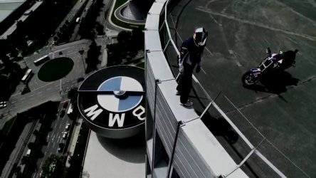 Chris Pfeiffer, cu motorul pe BMW Tower
