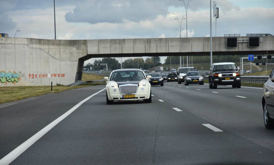 Chrysler 300 transformat in Rolls-Royce