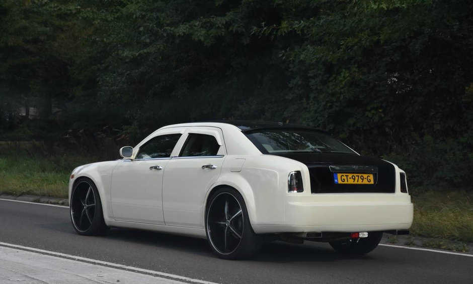 Chrysler 300 transformat in Rolls-Royce