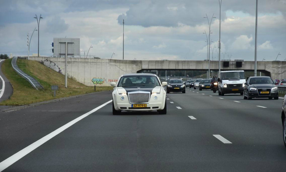 Chrysler 300 transformat in Rolls-Royce