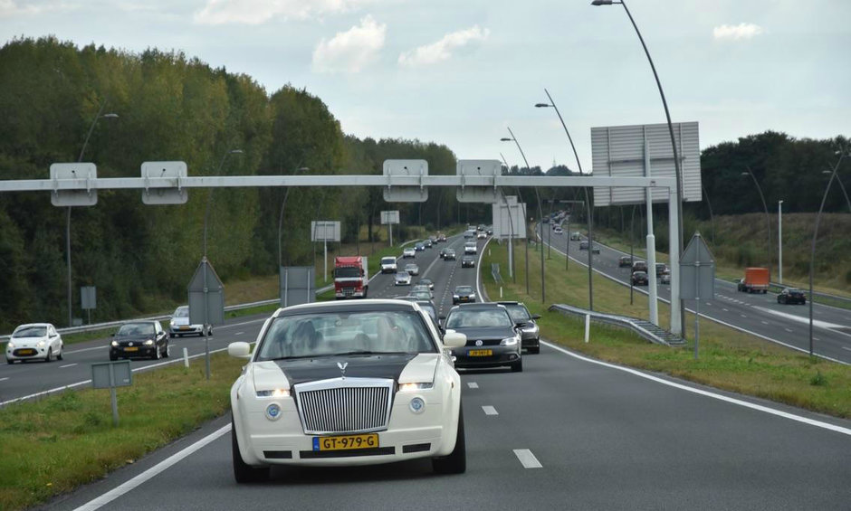 Chrysler 300 transformat in Rolls-Royce