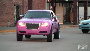 Chrysler 300c roz si cu jante uriase