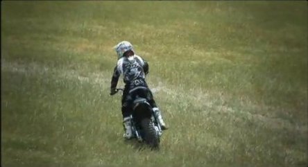 Chuck Carothers se da pe spate cu un Harley-Davidson de 257 kg Chuck Carothers se da pe spate cu un Harley-Davidson de 257 kg