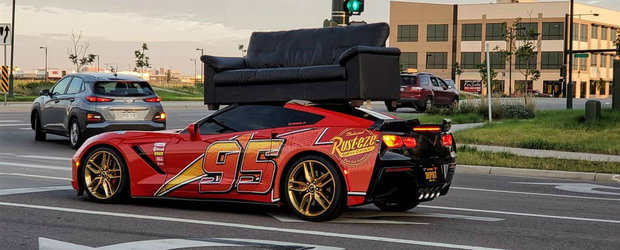 Cine-a zis ca masinile sport nu sunt practice? Uite aici un tip care isi cara canapeaua cu Corvette-ul!